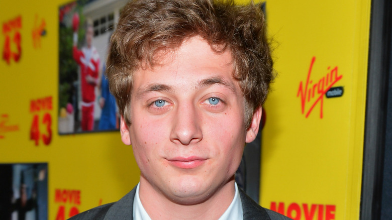 Jeremy Allen White posing for cameras