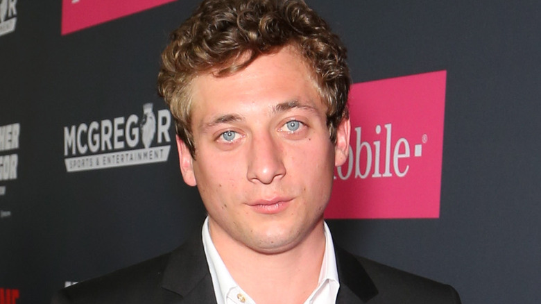 Jeremy Allen White posing for cameras