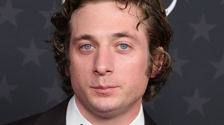 Jeremy Allen White posing for cameras