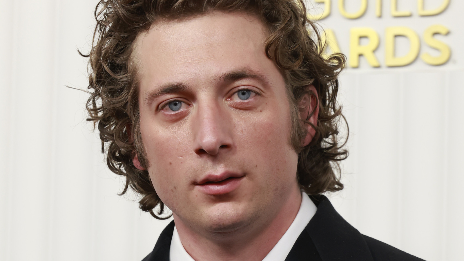 We're thirsting over Jeremy Allen White's new pics