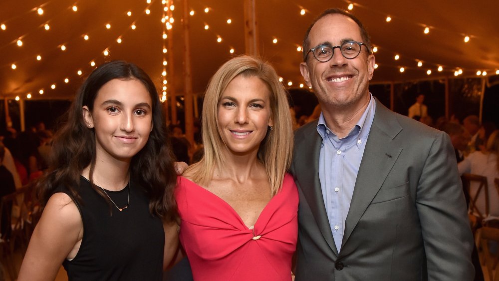 Sascha Seinfeld, Jessica Seinfeld, and Jerry Seinfeld posing