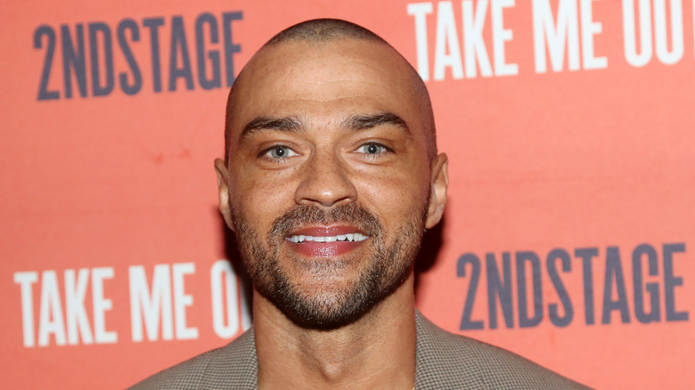 Jesse Williams posing at an event