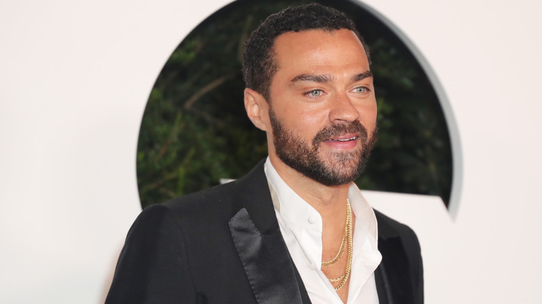 Jesse Williams posing at an event