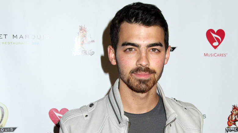 Joe Jonas posing at an event