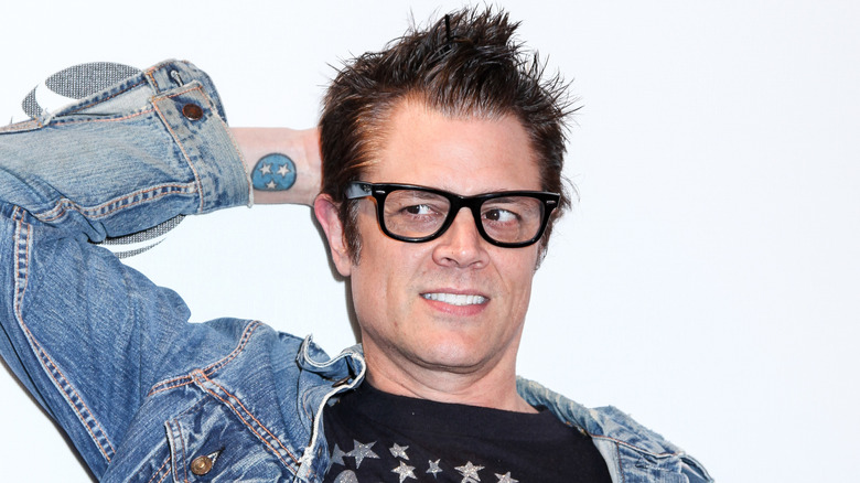 Johnny Knoxville with his arm behind his head