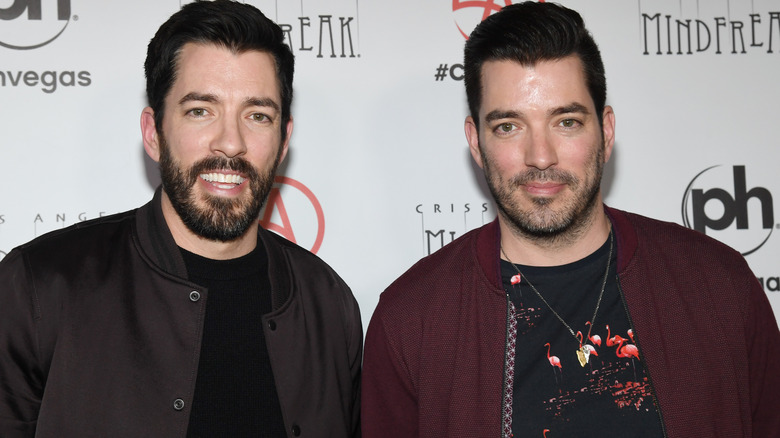 Jonathan and Drew Scott posing