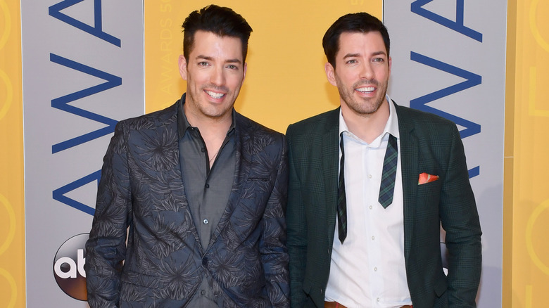 Jonathan and Drew Scott smiling