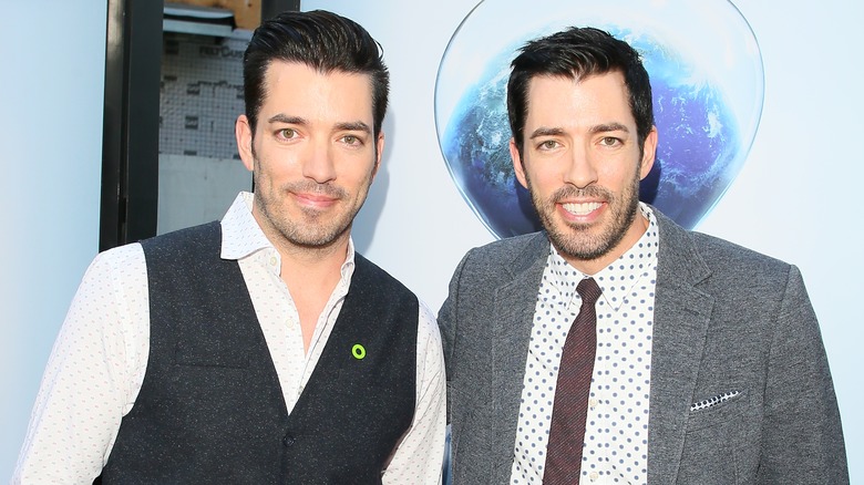 Jonathan and Drew Scott posing