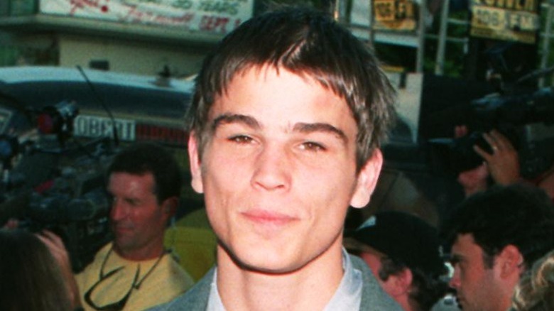 Josh Hartnett in a big red tie