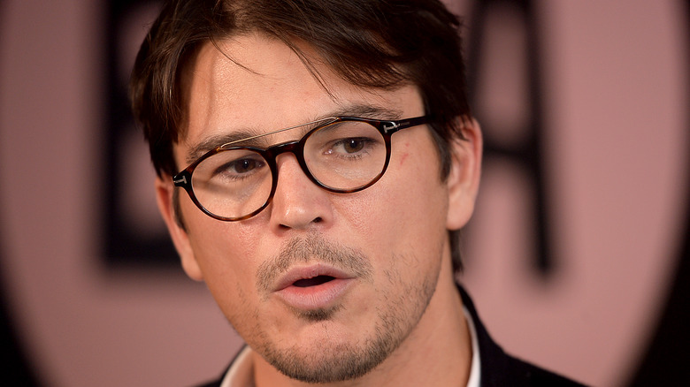 Josh Hartnett in round glasses