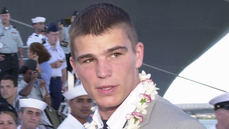 Josh Hartnett in front of military members