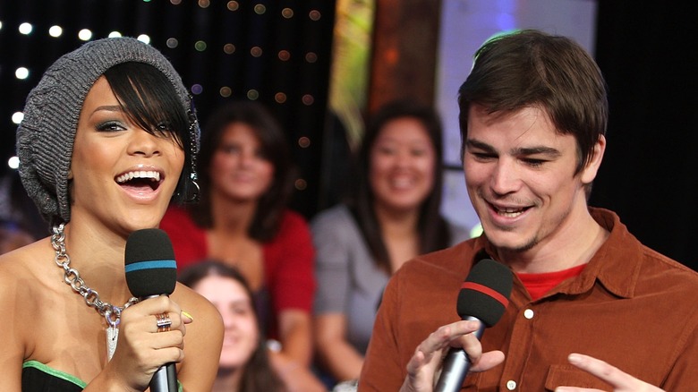 Rhianna and Josh Hartnett in front of an audience