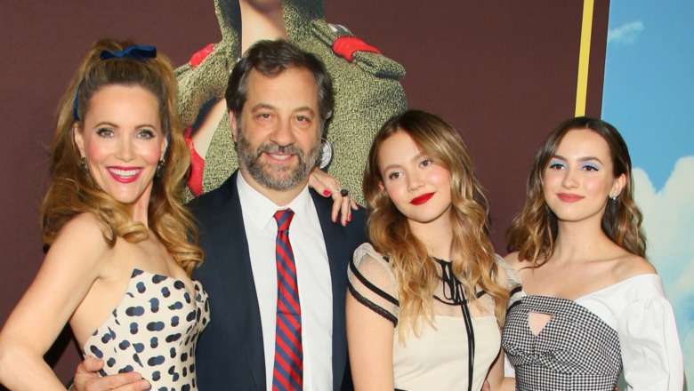 Leslie Mann, Judd Apatow, Iris Apatow, and Maude Apatow pose together