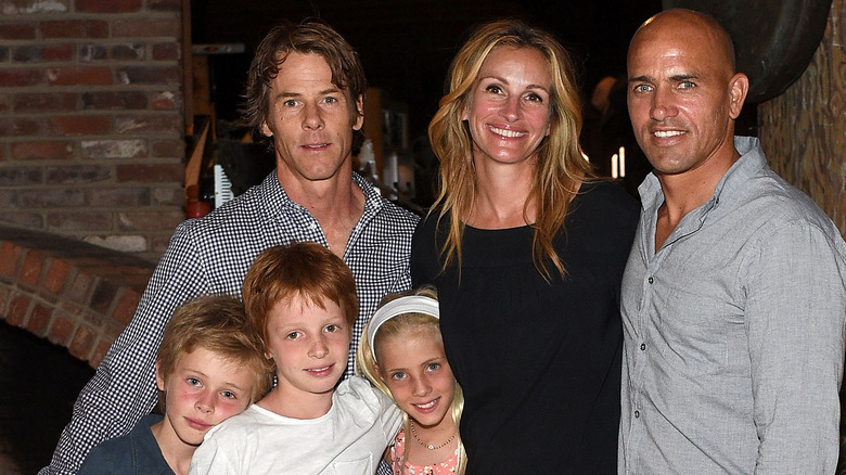 Danny Moder, Julia Roberts smiling with their children