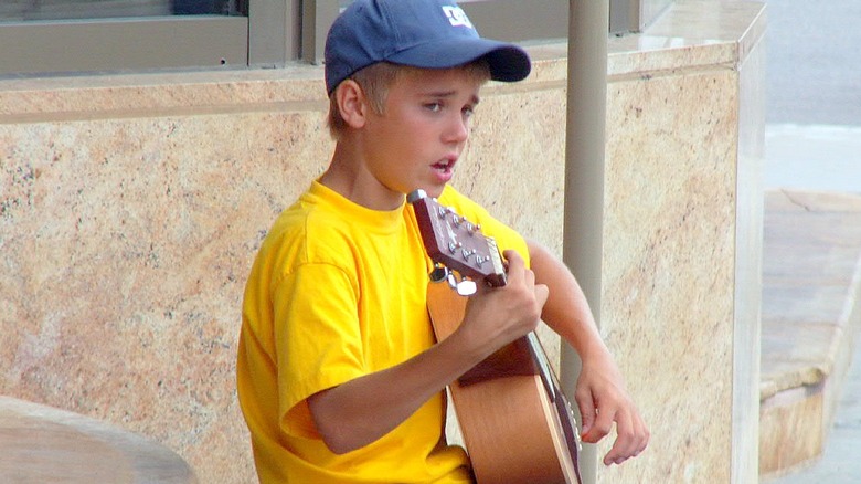 Young Justin Bieber plays guitar in Canada