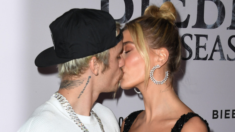 Justin Bieber, Hailey Bieber kiss