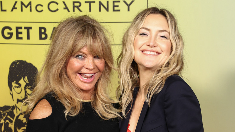  Goldie Hawn and Kate Hudson smiling