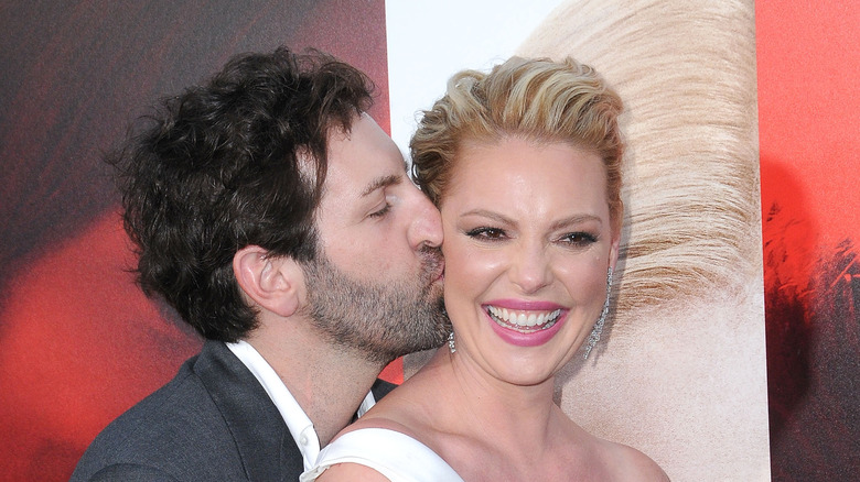 Josh Kelley kissing Katherine Heigl on the cheek