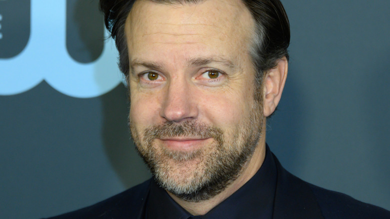 Jason Sudeikis posing for cameras