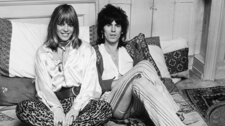 Keith Richards and Anita Pallenberg, seated