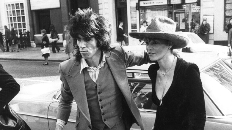 Keith Richards and Anita Pallenberg, walking