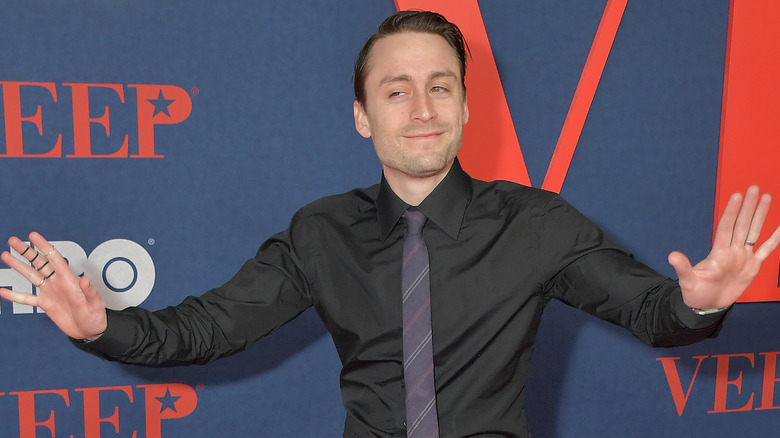 Kieran Culkin grins impishly on red carpet