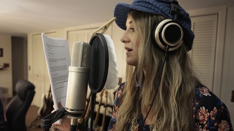 Lainey Wilson recording a song