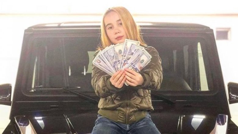 Lil Tay holding money