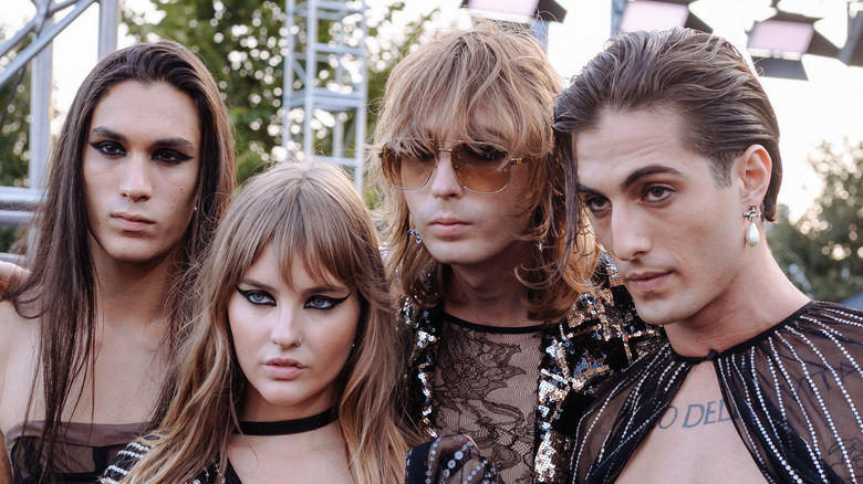 Maneskin posing together