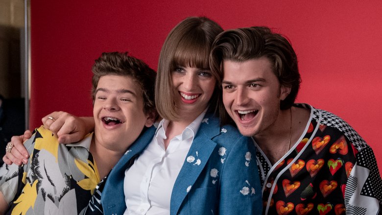 Gaten Matarazzo, Maya Hawke, Joe Keery posing together