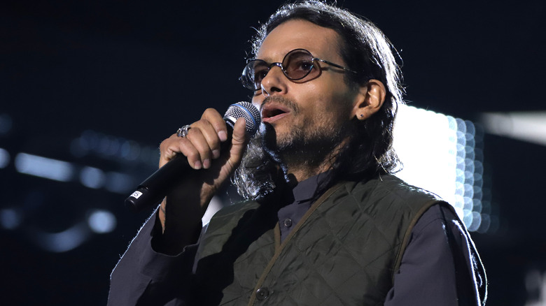 Robi Draco Rosa singing onstage