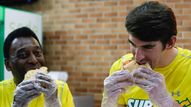 Pele and Michael Phelps eating sandwiches