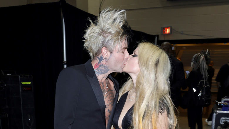 Mod Sun kissing Avril Lavigne