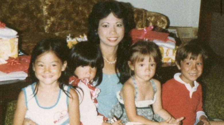 Olivia Munn, as a child, with her mother, and siblings 