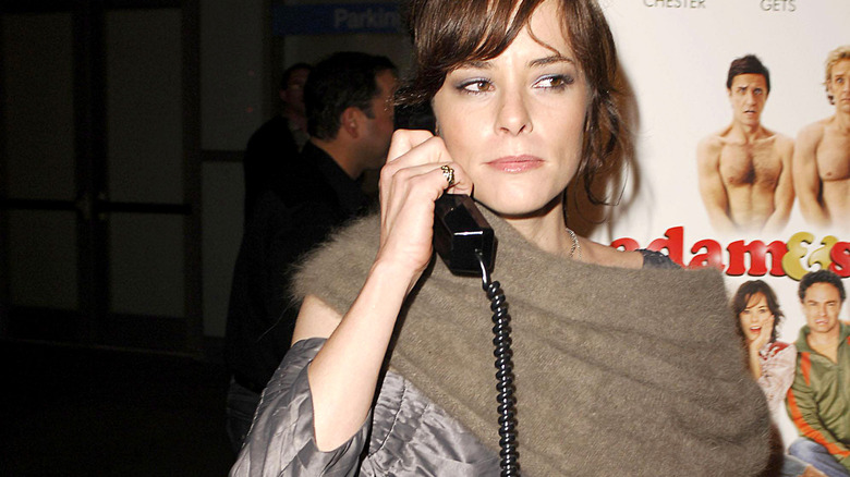 Parker Posey holding telephone