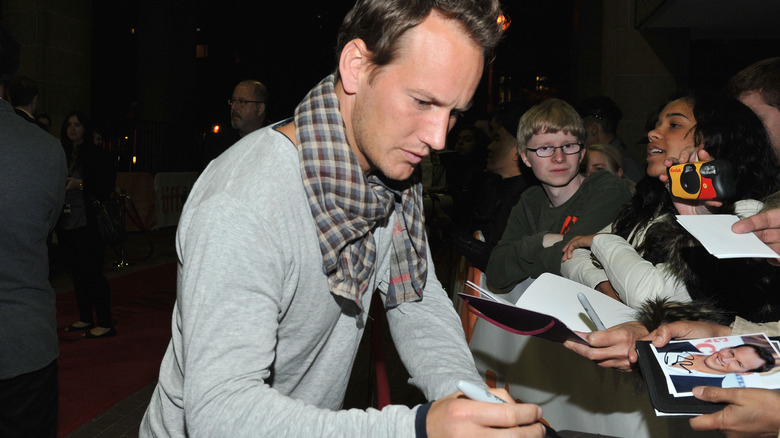 Patrick Wilson signing autographs