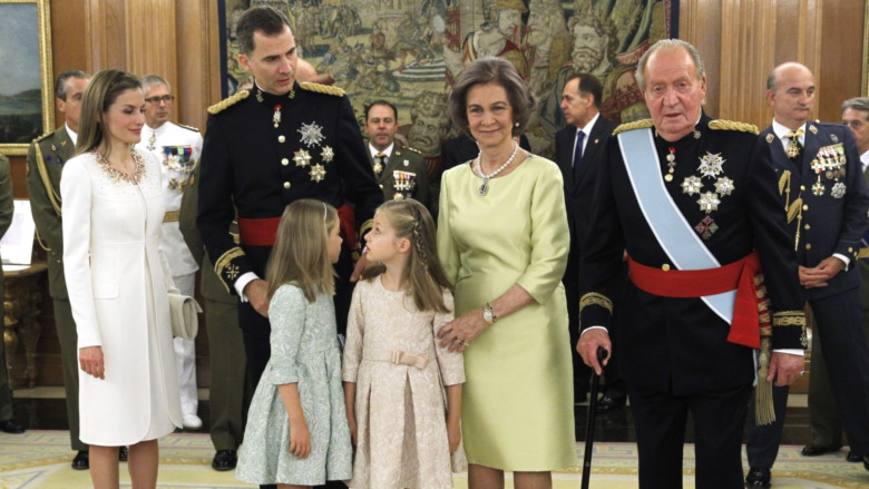 Spanish royal family posing 2014