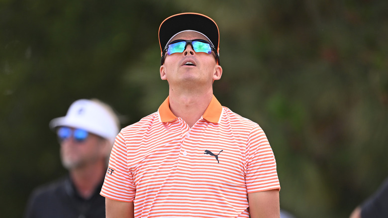 Rickie Fowler looking up at the sky