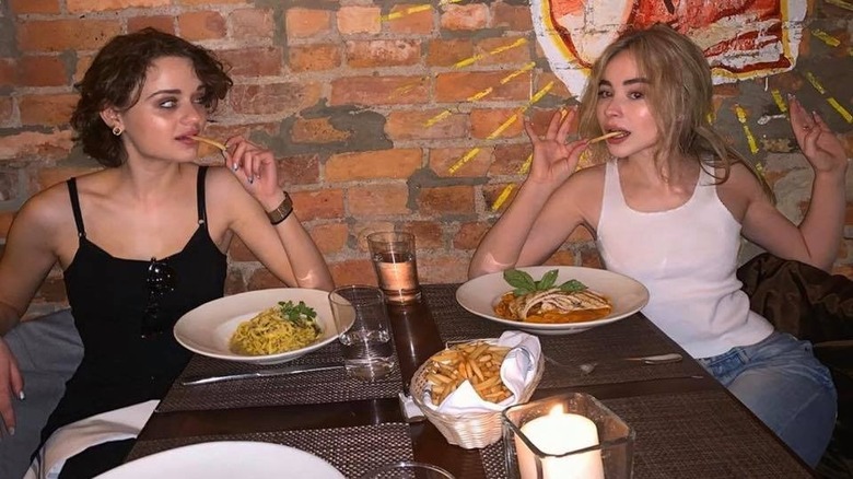 Joey King, Sabrina Carpenter eating fries