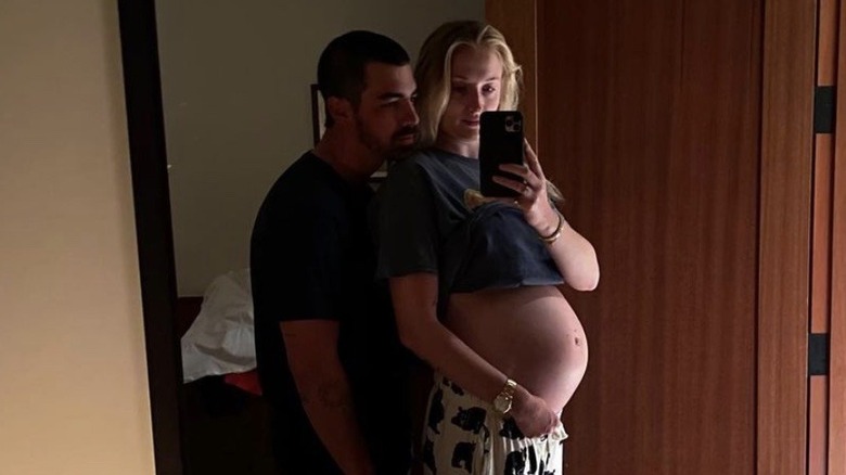 Joe Jonas and Sophie Turner taking a selfie of her pregnant belly