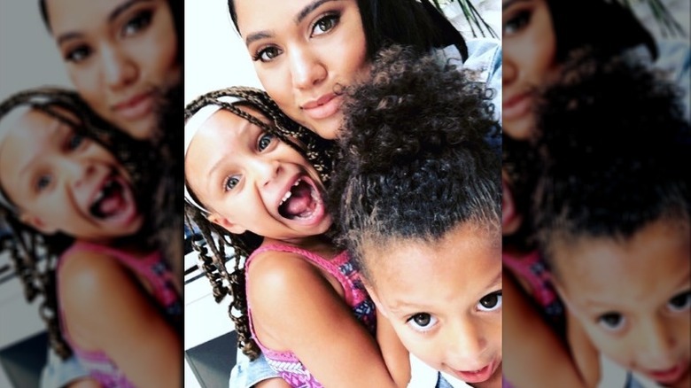 Riley Curry, Ayesha Curry, Ryan Curry cuddling