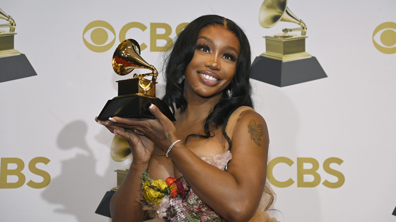 SZA holds her grammy