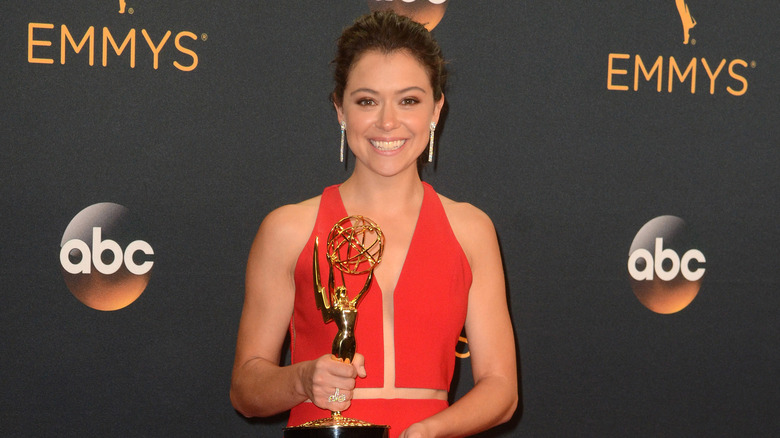 Tatiana Maslany holding her Emmy