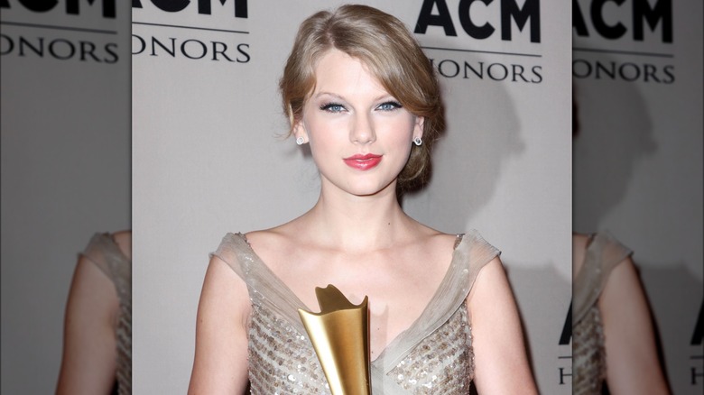 Taylor Swift holds an award