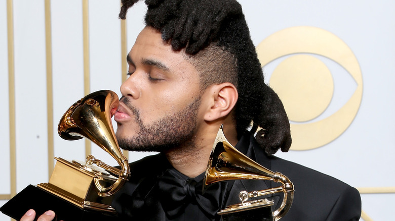 The Weeknd kissing grammy awards
