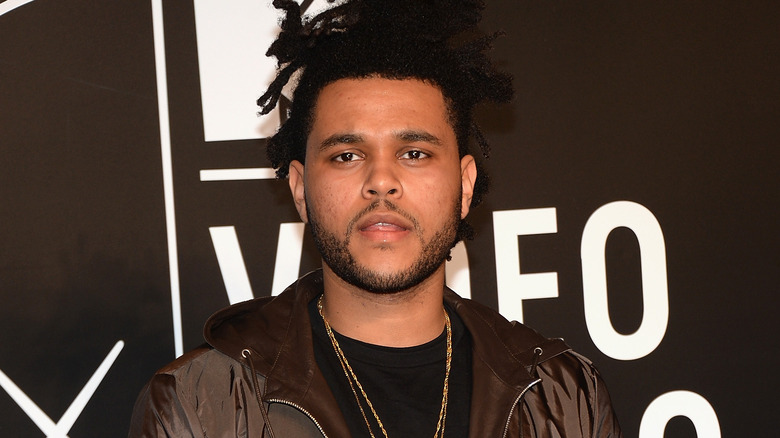 The Weeknd posing gold chain