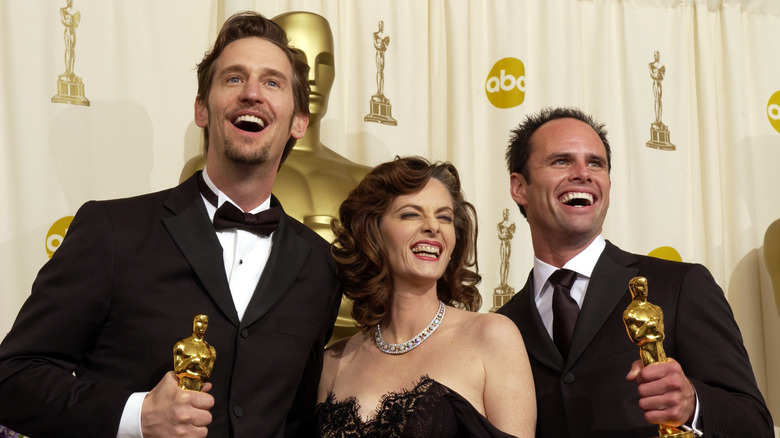 Ray McKinnon, Lisa Blount and Walton Goggins smiling and posing with their Oscars