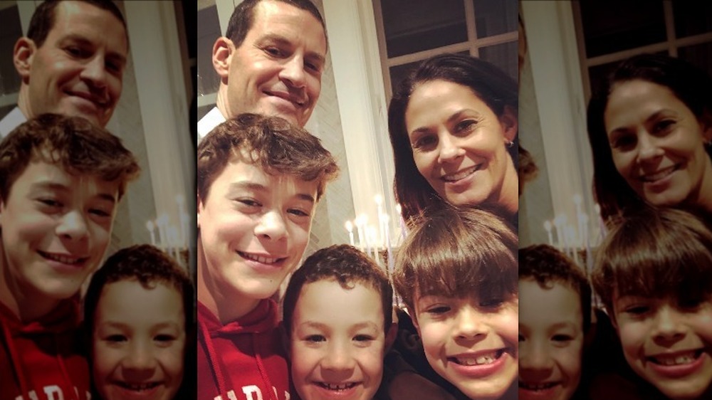 Tracy Wolfson, David Reichel and family posing for a selfie