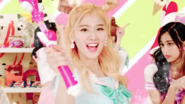 Sana in "Cheer Up" video