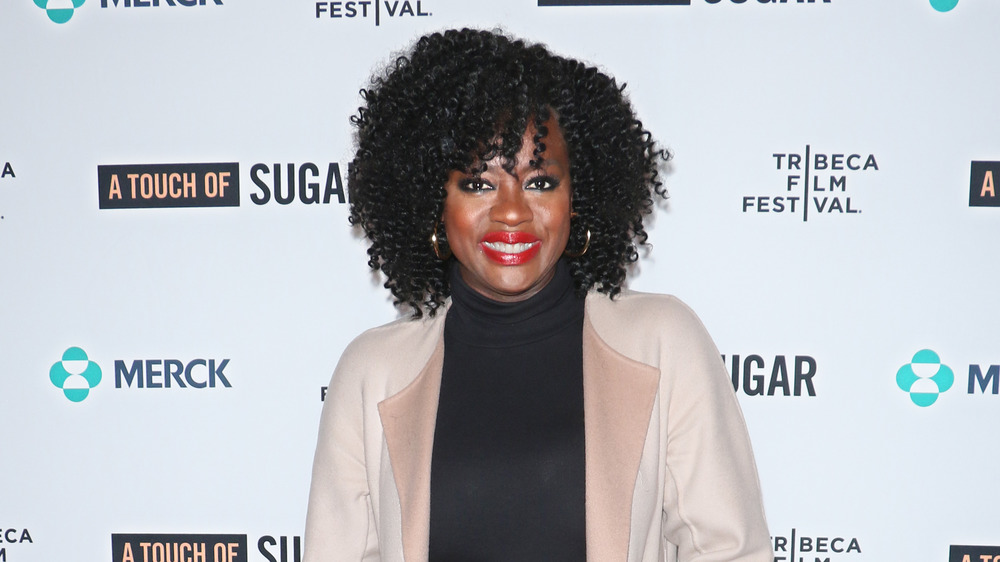 Viola Davis posing curly hair